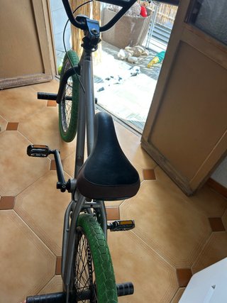 Bici BMX color gris con ruedas verdes
