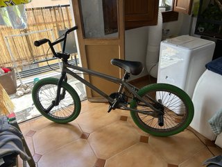 Bici BMX color gris con ruedas verdes