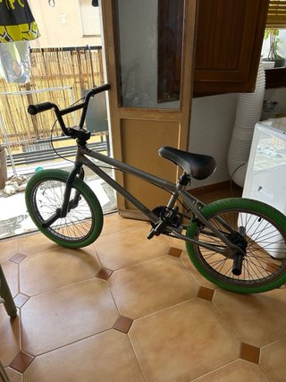 Bici BMX color gris con ruedas verdes