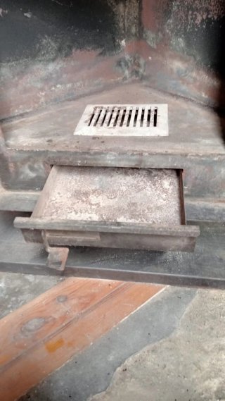 Chimenea de esquina negra de hierro