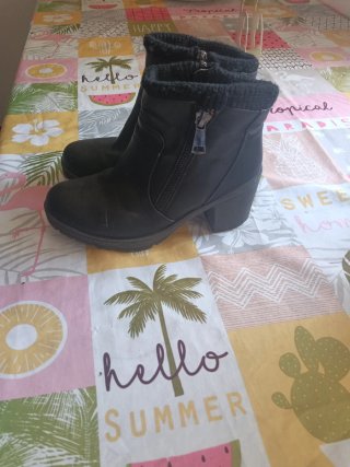Botines marrones con pelo gris