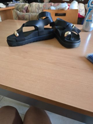Sandalias negras con detalle dorado
