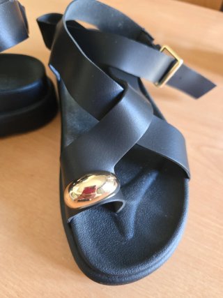 Sandalias negras con detalle dorado