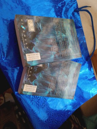 Juego de tronos 1 en 2tomos . George R.R. Martin.