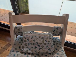Trona Stokke blanca con cojines