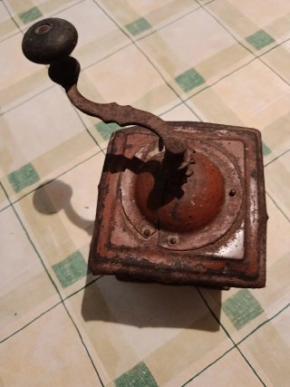 Molinillo de café antiguo decorativo