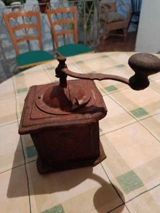 Molinillo de café antiguo decorativo