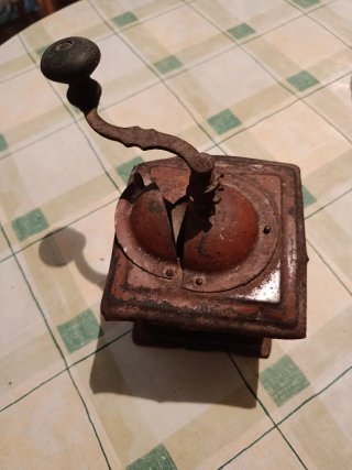 Molinillo de café antiguo decorativo