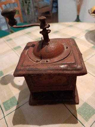 Molinillo de café antiguo decorativo