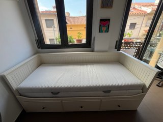 Cama Divan Hemnes Ikea blanca con cajones