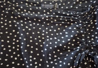 Falda negra con estampado de lunares