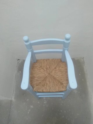 Trona infantil mimbre y madera