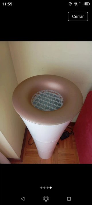 Lámpara de pie blanca y dorada