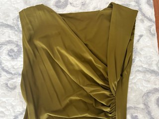 Vestido asimétrico Zara verde oliva