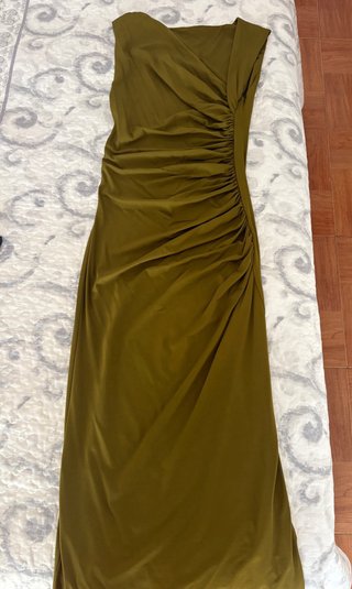 Vestido asimétrico Zara verde oliva
