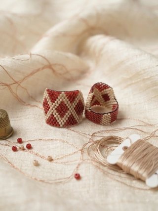 Anillos de cuentas beige y marron