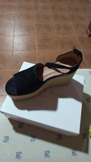 Sandalias cuña negras y zapatos blancos numero 38