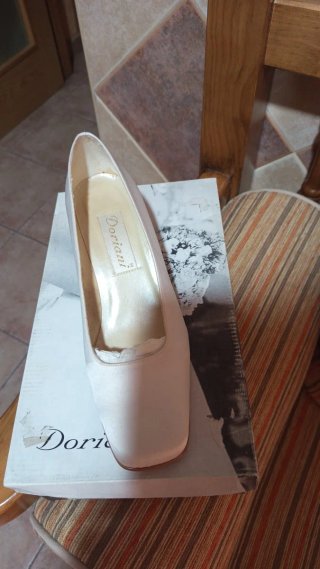 Sandalias cuña negras y zapatos blancos numero 38