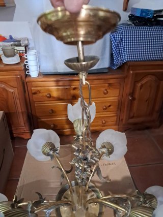 Lámpara de tulipas dorada y blanca