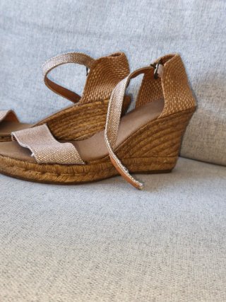 Alpargatas cuña beige y doradas