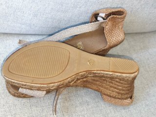 Alpargatas cuña beige y doradas