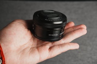 Sony Alpha 6400 + jaula, objetivo y 2 baterias