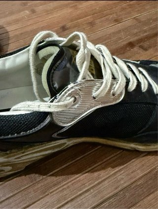 Zapatillas Golden Goose Negras y Plateadas.