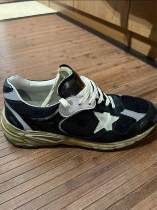 Zapatillas Golden Goose Negras y Plateadas.