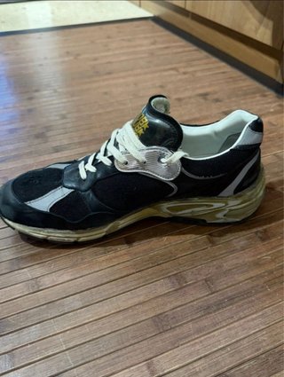Zapatillas Golden Goose Negras y Plateadas.