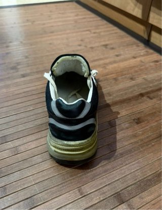 Zapatillas Golden Goose Negras y Plateadas.