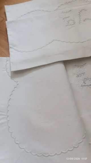 Sábana bordada blanca con funda de almohada sin es