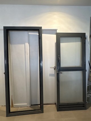 Puerta aluminio con cristal.