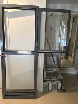 Puerta aluminio con cristal.