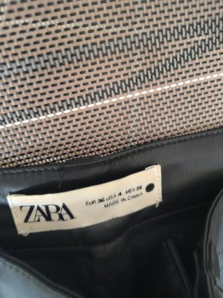 Pantalones ZARA efecto piel negros