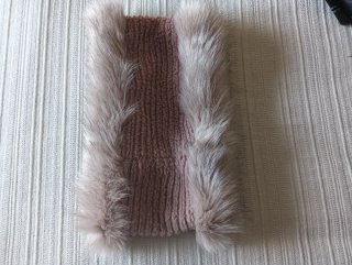 Cuello de lana beige y rosa con pelo