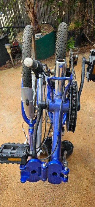 Bicicleta plegable azul con funda