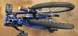 Bicicleta plegable azul con funda