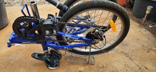 Bicicleta plegable azul con funda
