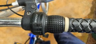 Bicicleta plegable azul con funda