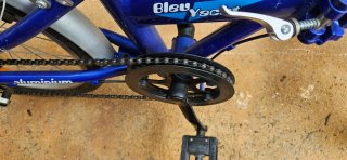 Bicicleta plegable azul con funda