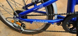 Bicicleta plegable azul con funda