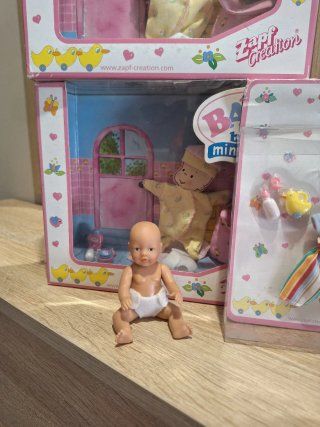 Muñeca Baby Born Miniworld con 3 conjuntos