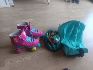 Patines de 4 ruedas rosas , casco y bolso . 39 pie
