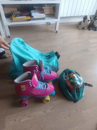 Patines de 4 ruedas rosas , casco y bolso . 39 pie