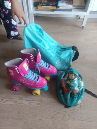 Patines de 4 ruedas rosas , casco y bolso . 39 pie