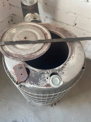 Estufa de leña metálica