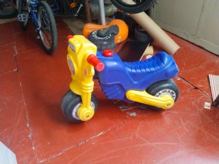 Moto de niño azul y amarilla