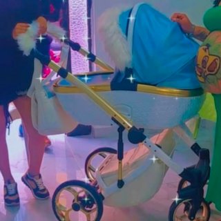 Carro de bebé azul y dorado