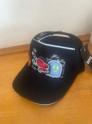 Gorra negra con parches que se pueden cambiar Boss