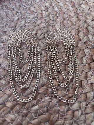 Pendientes largos de bisutería dorados